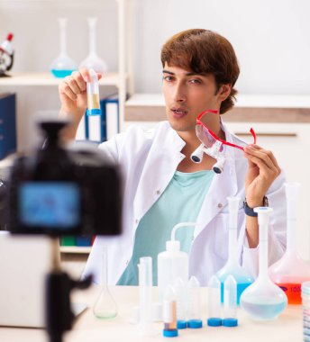 Kimyager blogu için video kaydediyor.