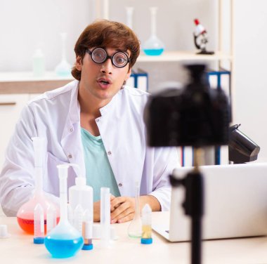 Kimyager blogu için video kaydediyor.