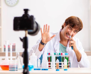 Kimyager blogu için video kaydediyor.