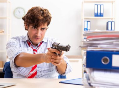 İflas eden işadamı intihar etmeyi düşünüyor.