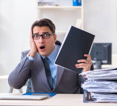 Çalışan ile aşırı yüklenmiş evrak yükü altında