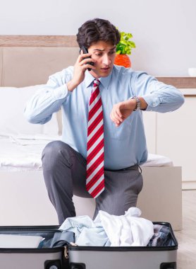 Genç yakışıklı işadamı yolculuğa hazırlanıyor.