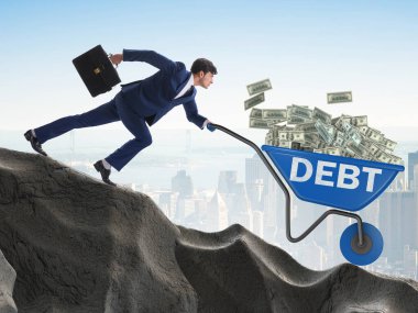 İş adamı el arabasını yokuş aşağı sürüyor.