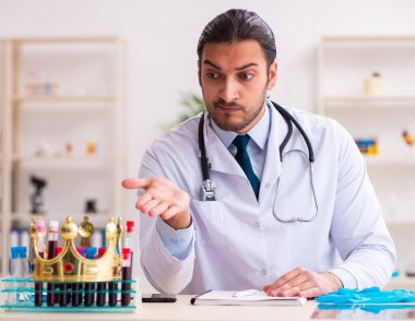 Coronavirus COVID-19 konseptinde çalışan bir doktor.