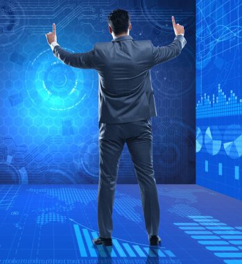 İş adamı fütüristik kavramda sanal düğmelere basıyor