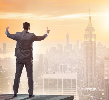 İş adamı iş konseptinde yeni zorluklara hazır