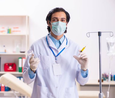 Kan nakli konseptinde genç bir erkek doktor.