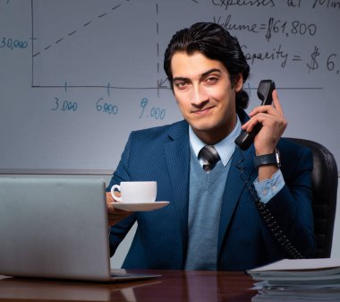 Ofiste geç saatlere kadar çalışan finans uzmanı.