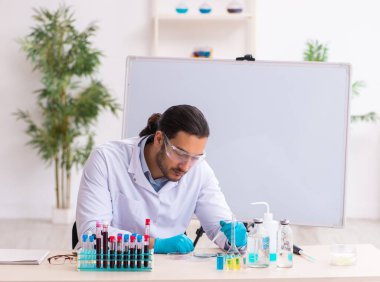 Laboratuvarda çalışan genç erkek doktor.
