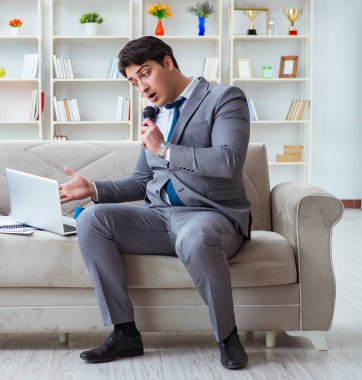 Ofiste şarkı söyleyen üzgün iş adamı.