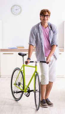 Bisikletle üniversiteye gidip gelen öğrenci