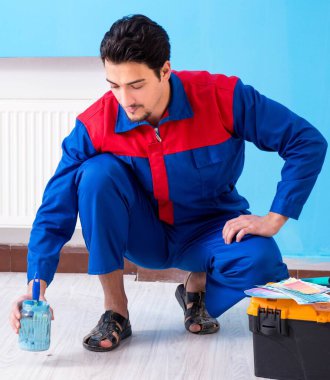 Genç adam evini yeniliyor.