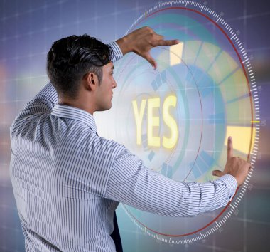 İş adamı sanal düğmeye basıyor. Evet.