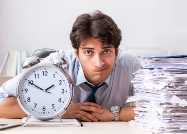 Çok fazla işi ve evrak işi olan yoğun bir çalışan.