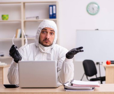 Kendi kendini karantinada çalışan bir ofis çalışanı.