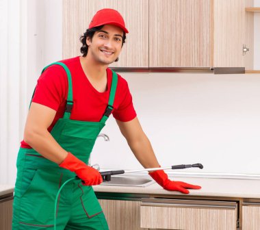 Mutfakta haşere kontrolü yapan profesyonel müteahhit.