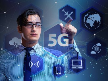 İş adamının tuşlara bastığı 5G İnternet konsepti