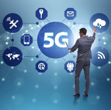 İş adamının tuşlara bastığı 5G İnternet konsepti