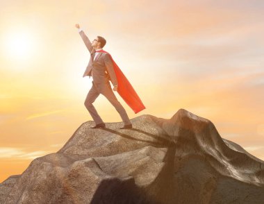 Süper kahraman iş adamı dağın tepesinde.