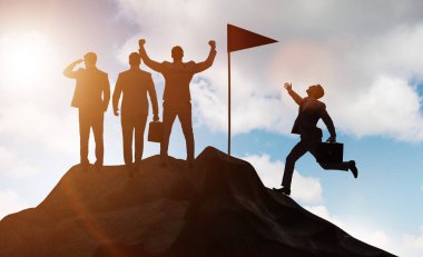 Başarı ve takım çalışması konseptinde iş adamları