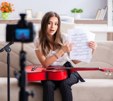 Gitar çalan güzel kadın blog yazarı.