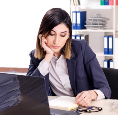 Ofiste çalışan genç bayan çalışan.