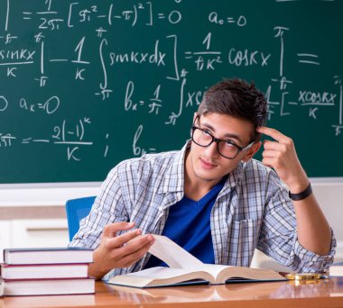 Okulda matematik okuyan genç erkek öğrenci.