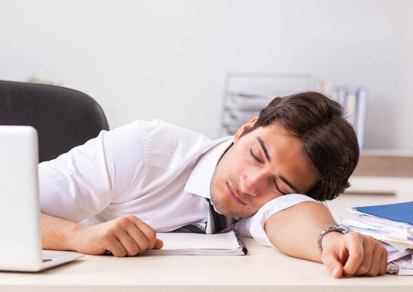 The young handsome businessman working in office