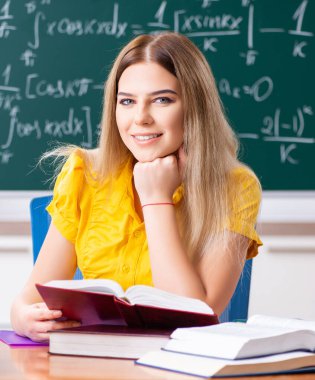 Tahtanın önündeki genç kız öğrenci.