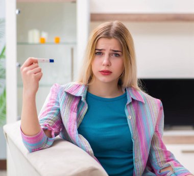 Genç kadın hamileliğini öğreniyor.