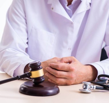 Doktor, adliyede avukatla görüşüyor.