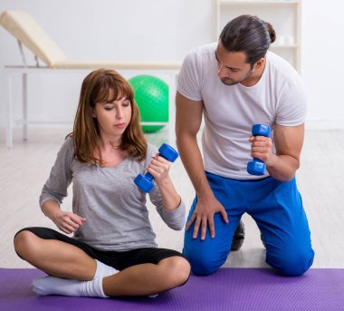 Kişisel koçla spor yapan bir kadın.