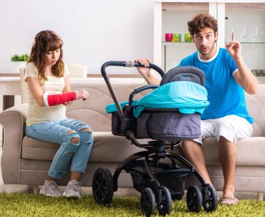 Bebekli genç ebeveynler yeni bir çocuk bekliyor.