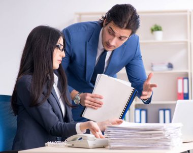 Ofiste çalışan iki çalışan.