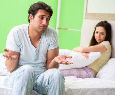 Çatışmadan sonra kadın ve erkek yatak odasında.