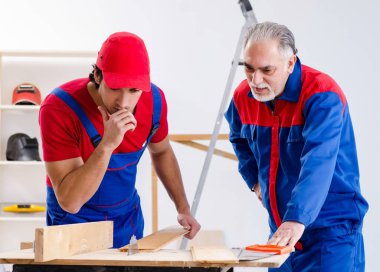 İki profesyonel müteahhitler evde döşeme döşeme