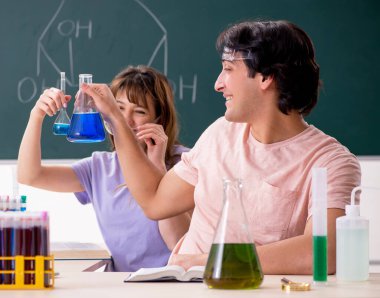 Sınıftaki iki kimyager öğrenci.