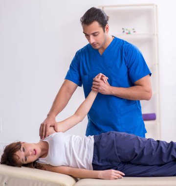 Yaralı kadın erkek doktor osteopat 'ı ziyaret ediyor.