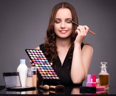 Makyaj seansındaki genç ve güzel kadın.