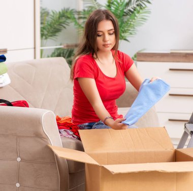 Genç ve güzel kadın yeni daireye taşınıyor.