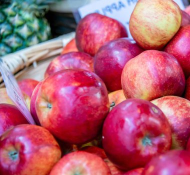 Marketteki elmalar.