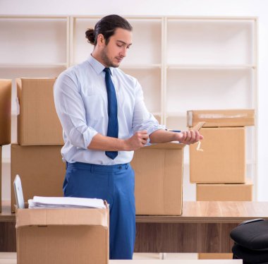 Taşınma konsepti genç çalışanı