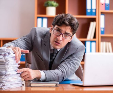 Genç yakışıklı işadamı aşırı çalışmaktan memnun değil.