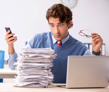 Genç ve yakışıklı çalışan aşırı işten memnun değil.