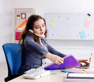 Ofiste çalışan genç bayan tasarımcı.