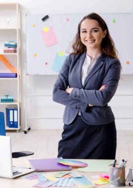 Ofiste çalışan genç bayan tasarımcı.