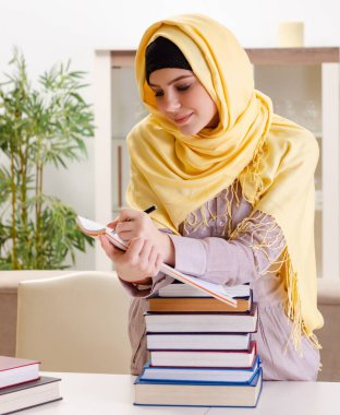Sınavlara hazırlanan tesettürlü kız öğrenci.