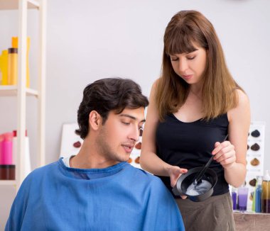 Genç adam bayan berberi ziyaret ediyor.