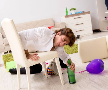 Genç adam partiden sonra akşamdan kalma.