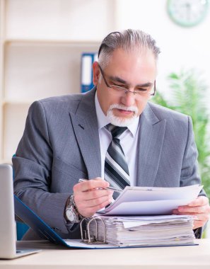 Yaşlı erkek çalışan aşırı işten memnun değil.